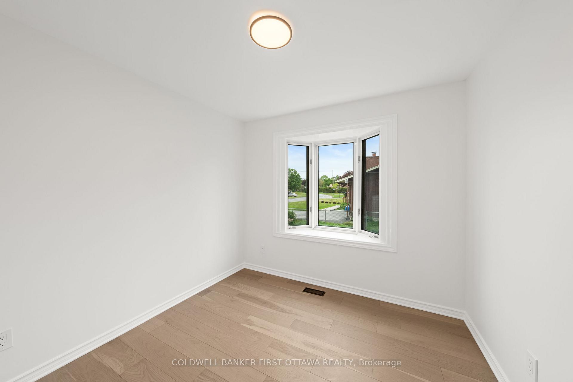 Photo 18 of 26 Spring Garden Avenue, Ottawa, Meadowlands/Crestview — HOMEH