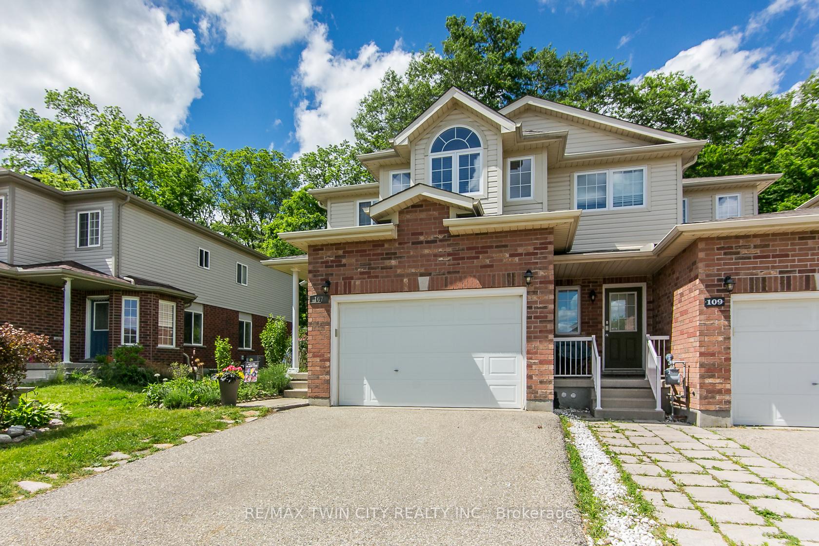 Photo 2 of 107 Upper Mercer Street, Kitchener, Grand River South — HOMEH