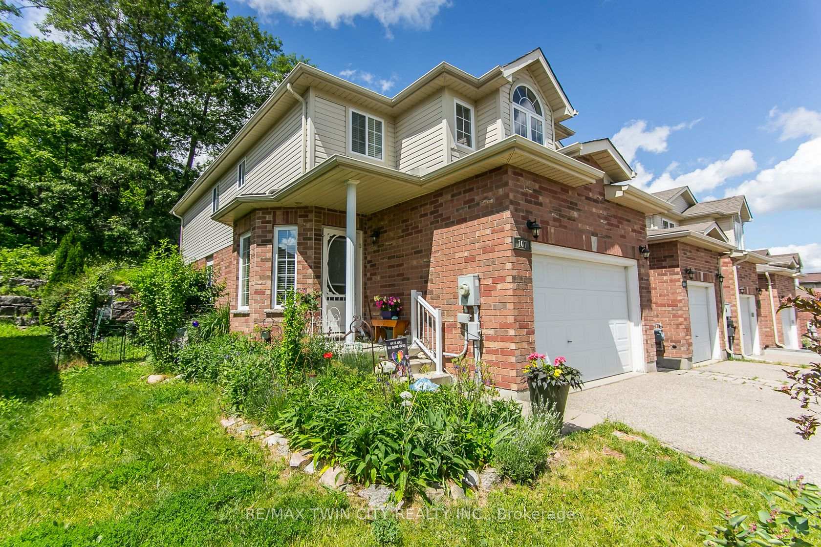 Photo 3 of 107 Upper Mercer Street, Kitchener, Grand River South — HOMEH