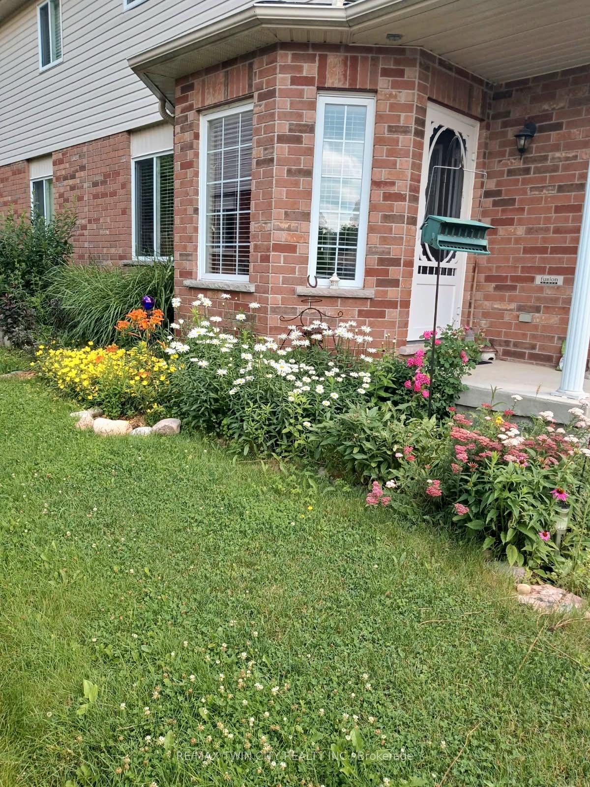 Photo 4 of 107 Upper Mercer Street, Kitchener, Grand River South — HOMEH