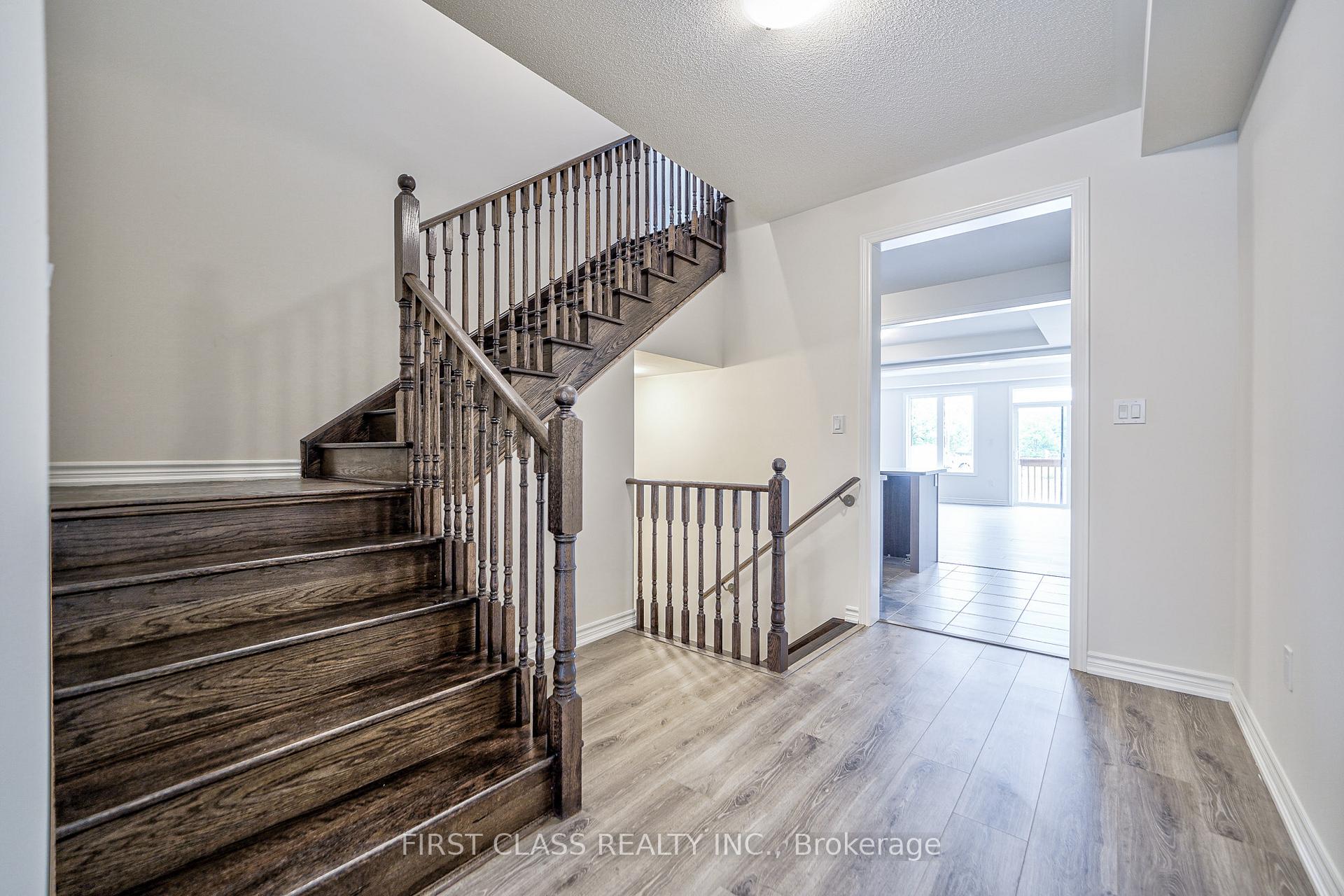 Photo 8 of 61 Kenneth Rogers Crescent, East Gwillimbury, Queensville — HOMEH