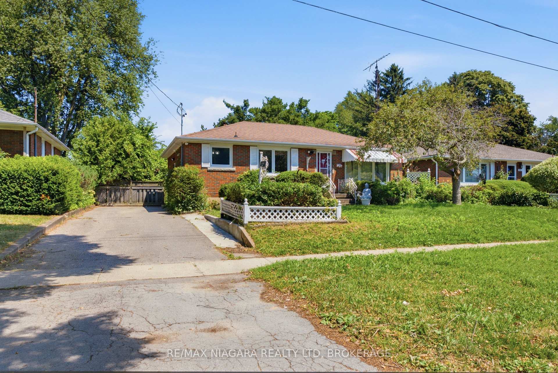 Photo 1 of 6479 Brock Street, Niagara Falls, Stamford — HOMEH