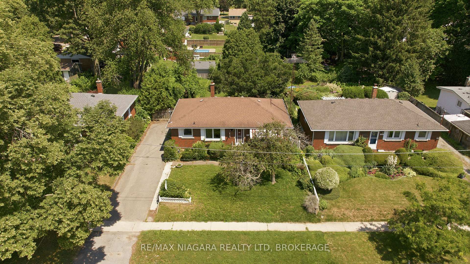 Photo 3 of 6479 Brock Street, Niagara Falls, Stamford — HOMEH