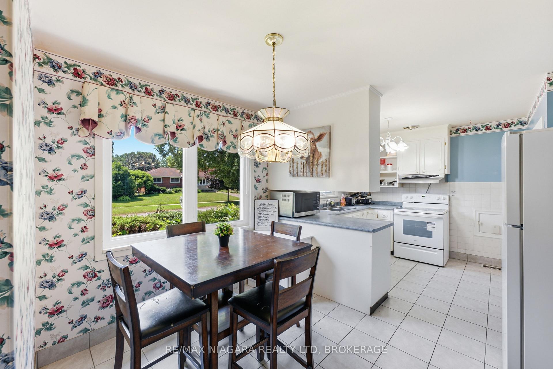 Photo 7 of 6479 Brock Street, Niagara Falls, Stamford — HOMEH
