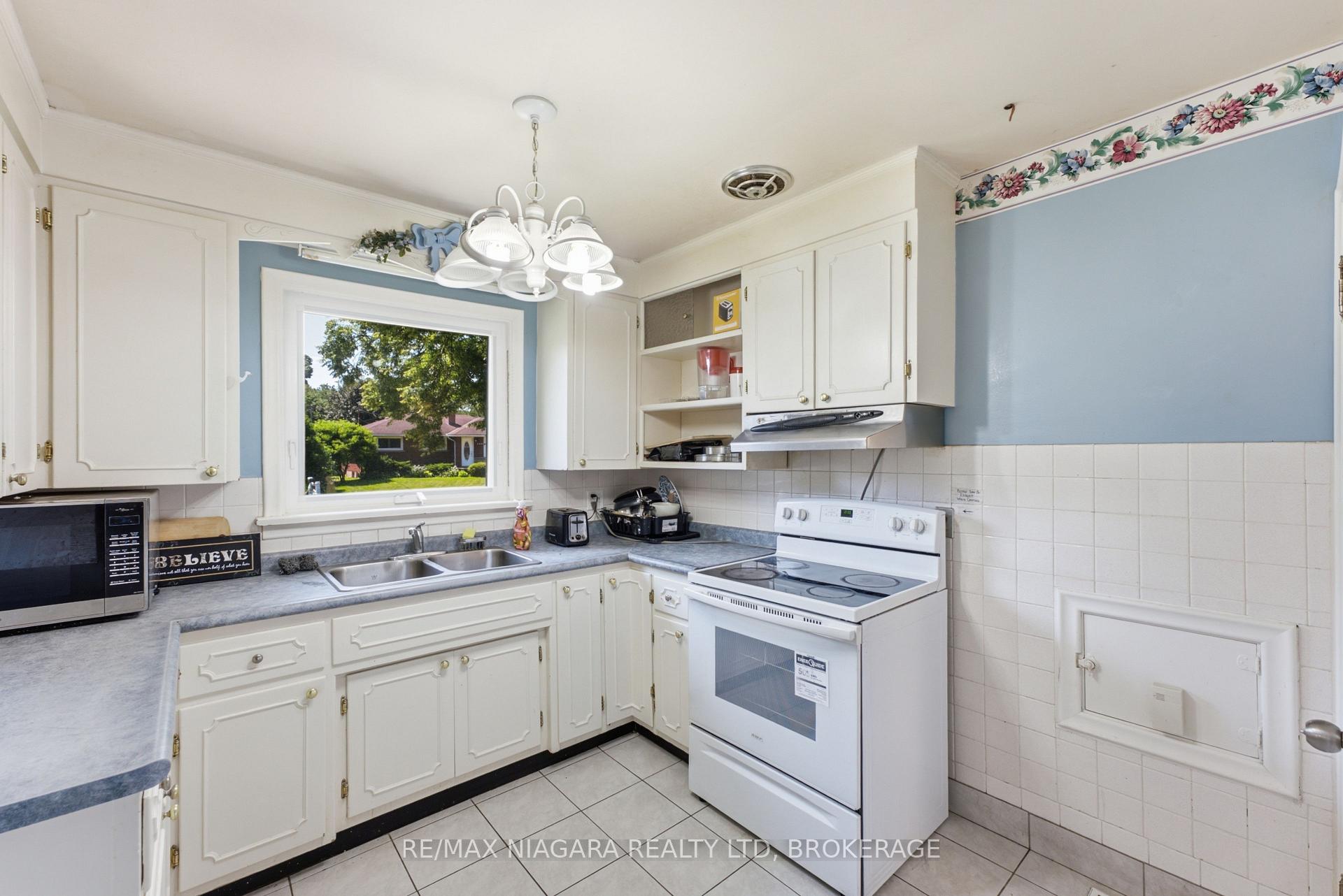 Photo 9 of 6479 Brock Street, Niagara Falls, Stamford — HOMEH