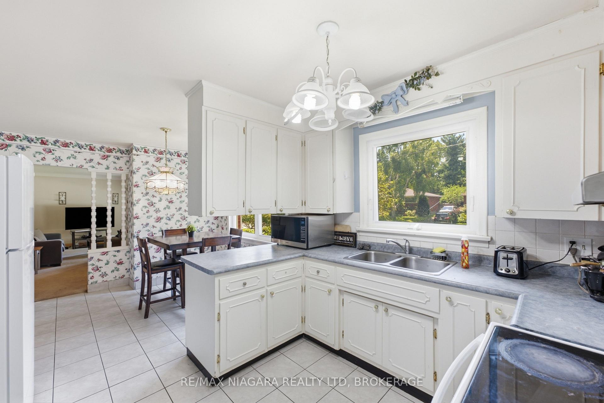 Photo 10 of 6479 Brock Street, Niagara Falls, Stamford — HOMEH