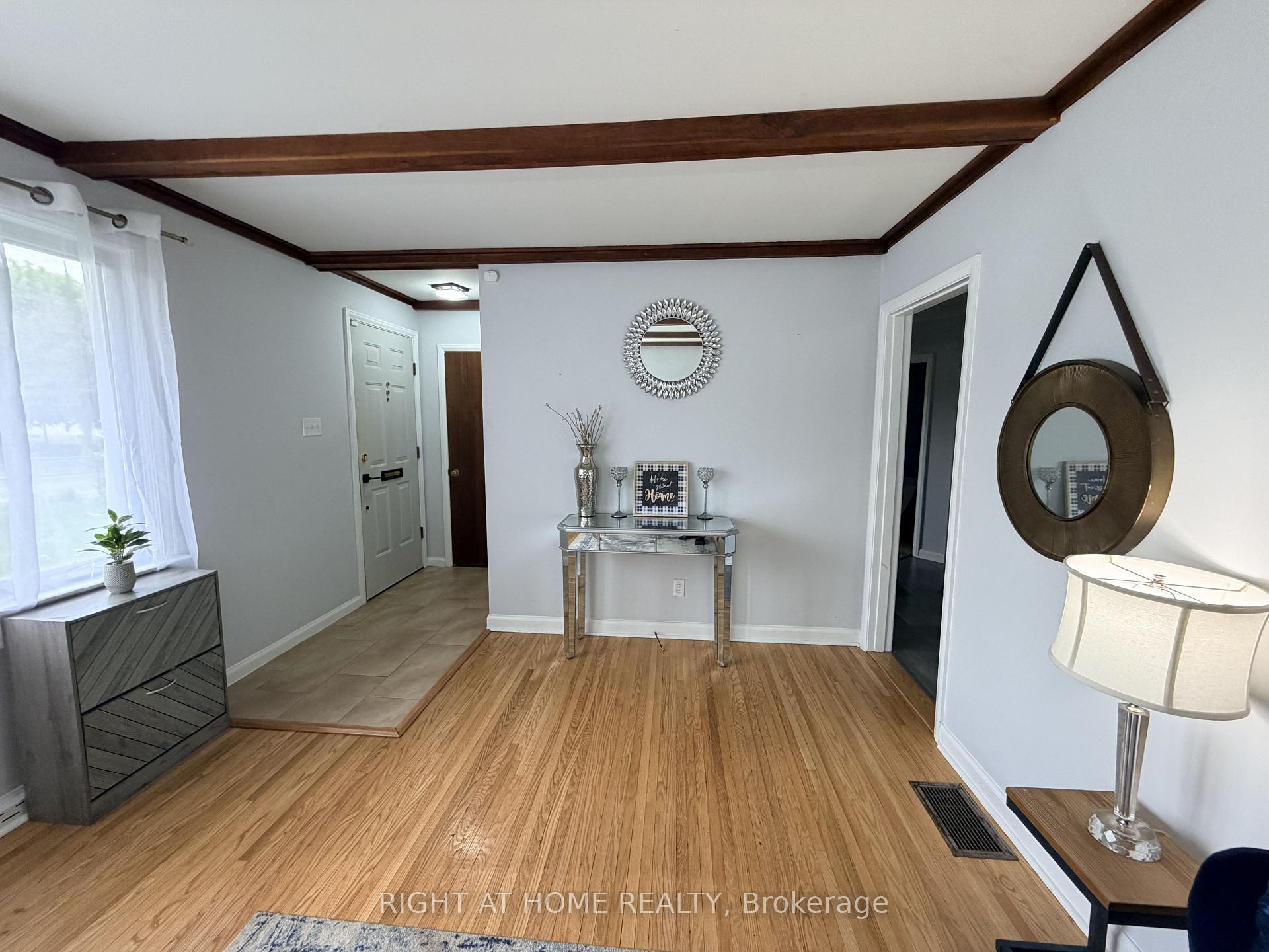 Photo 5 of 376 Ridgewood Crescent, London, South D — HOMEH