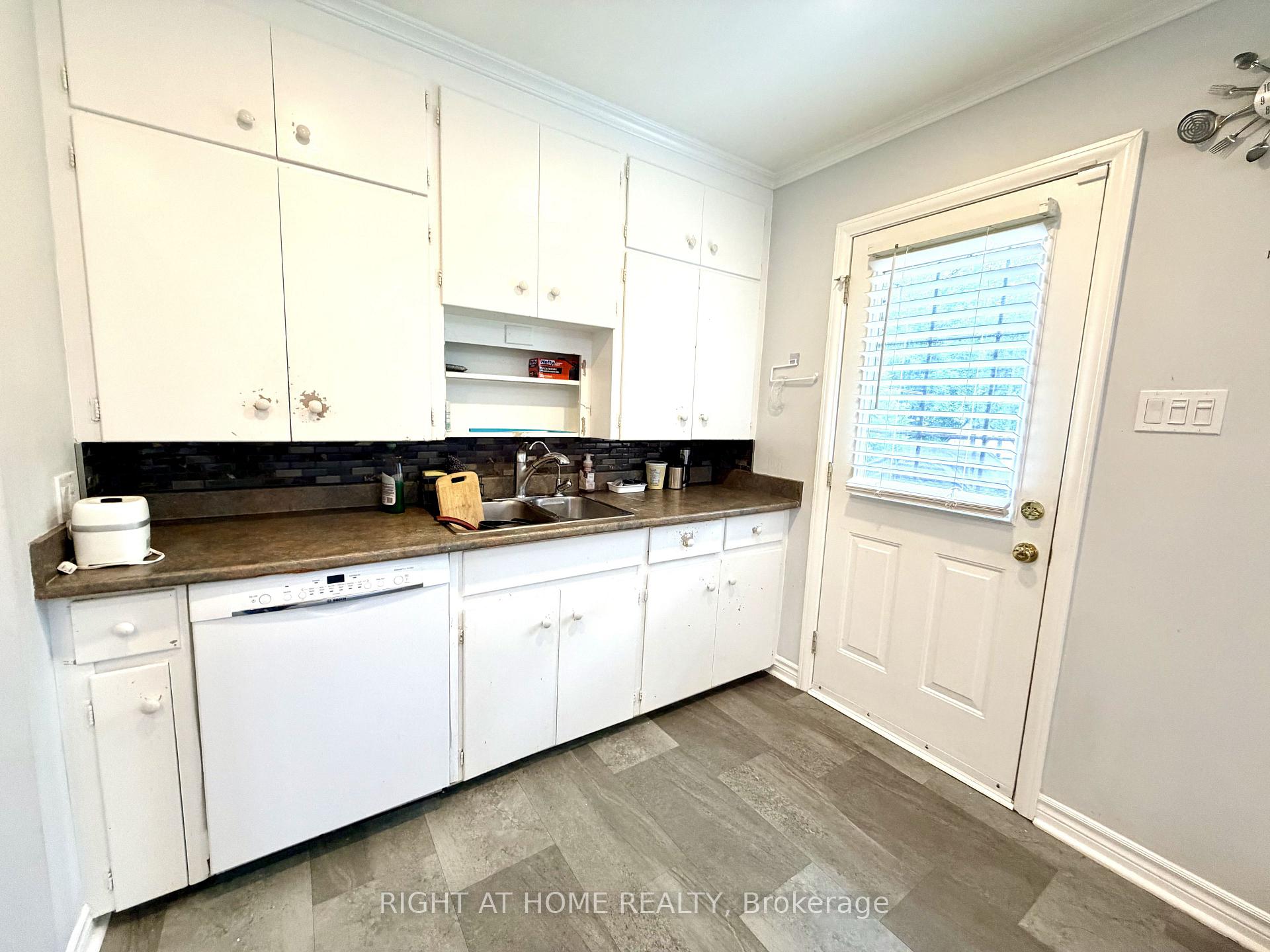 Photo 11 of 376 Ridgewood Crescent, London, South D — HOMEH