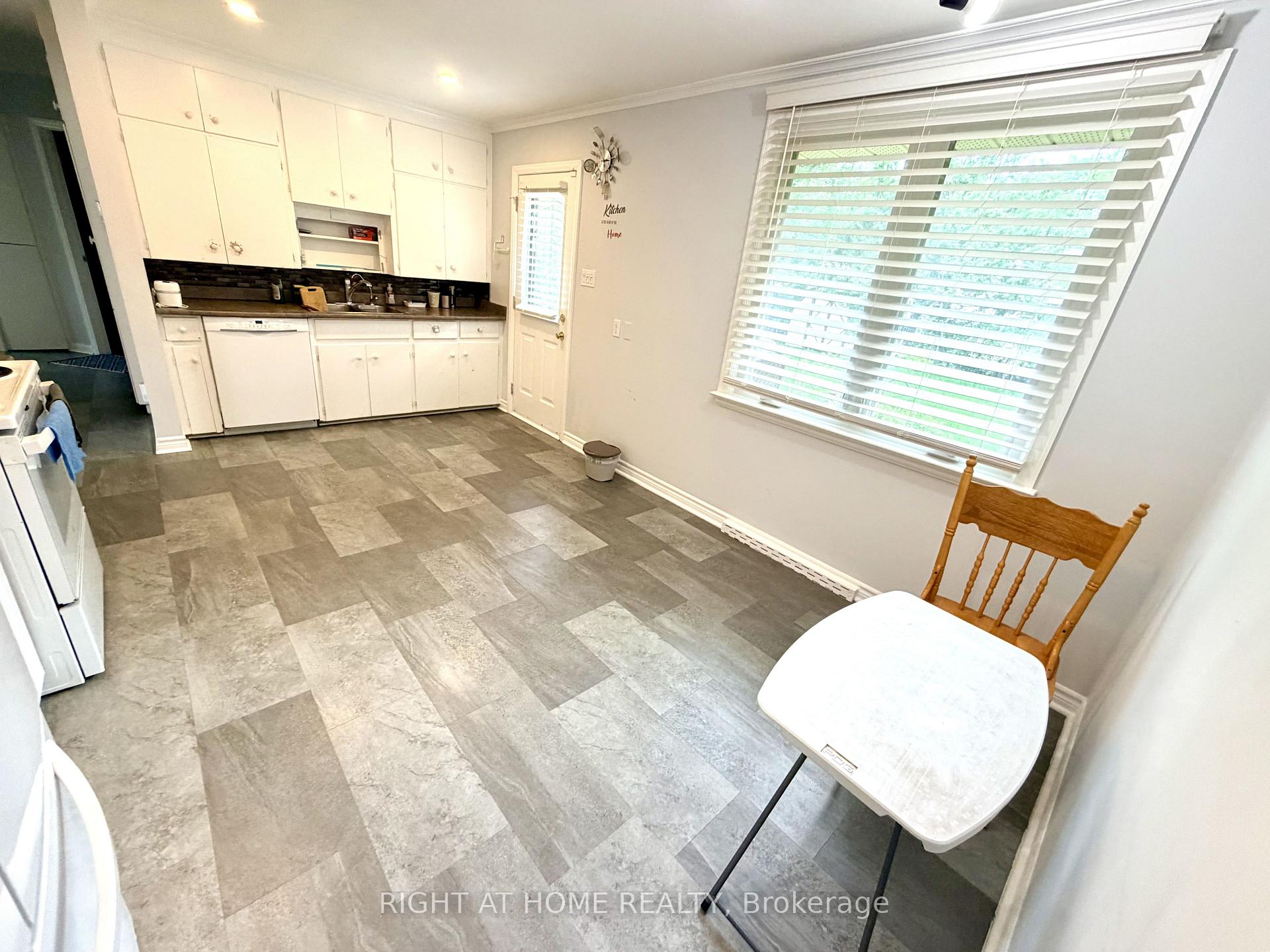 Photo 13 of 376 Ridgewood Crescent, London, South D — HOMEH