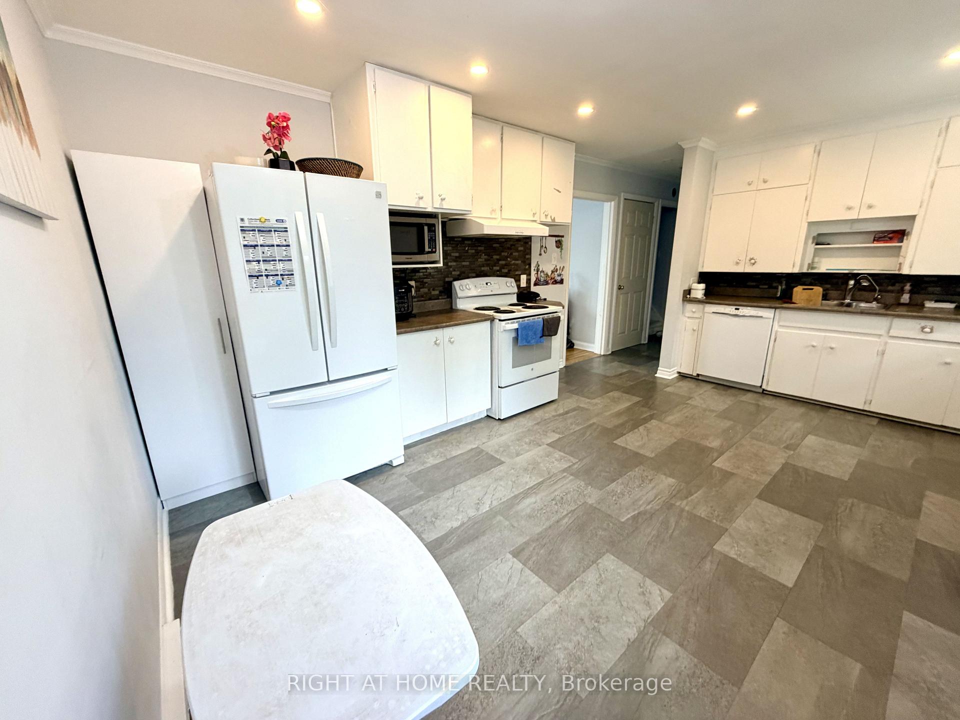 Photo 15 of 376 Ridgewood Crescent, London, South D — HOMEH