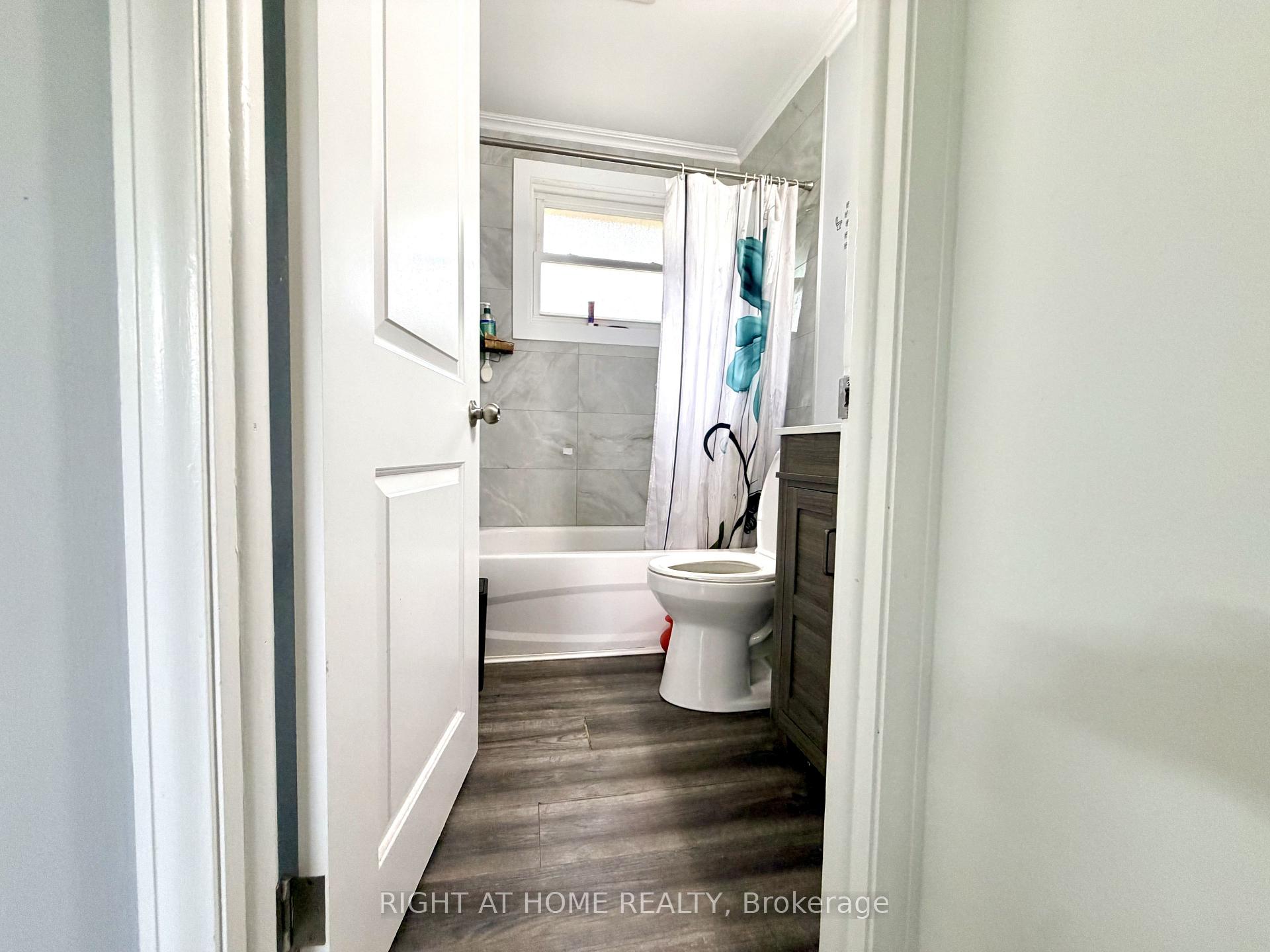 Photo 19 of 376 Ridgewood Crescent, London, South D — HOMEH