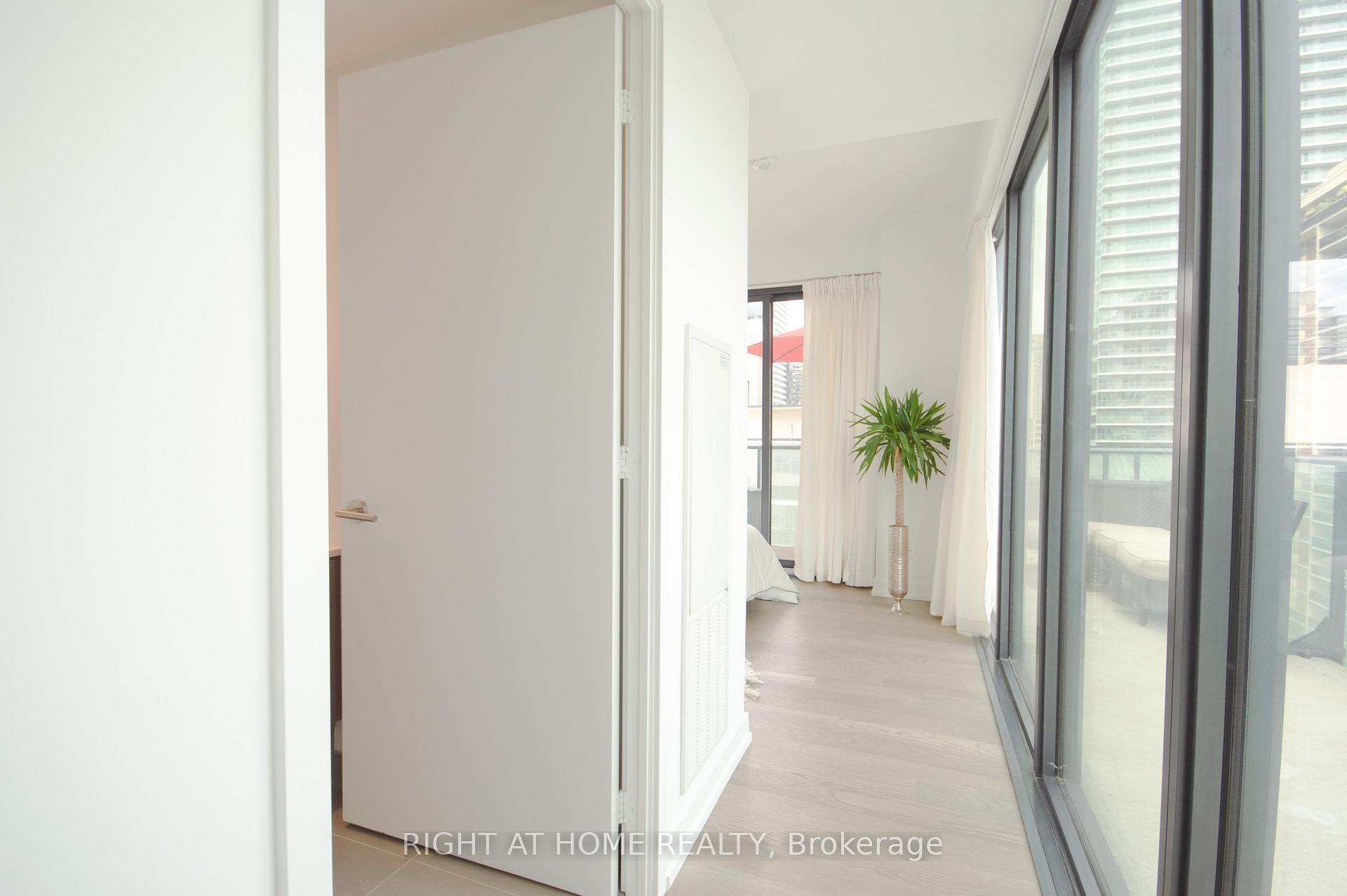 Photo 6 of Unit 709, 161 Roehampton Avenue, Toronto, Mount Pleasant West — HOMEH