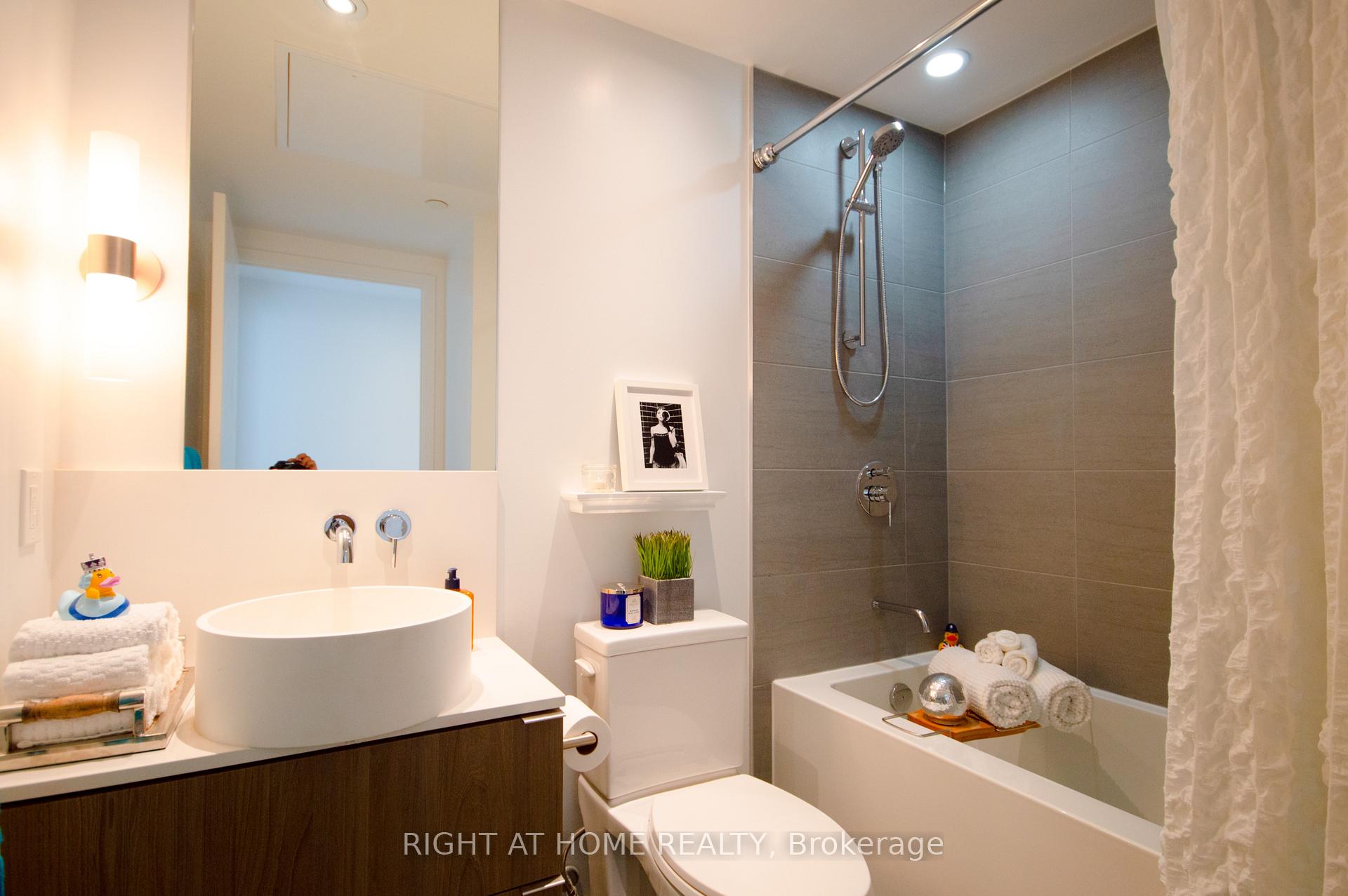 Photo 10 of Unit 709, 161 Roehampton Avenue, Toronto, Mount Pleasant West — HOMEH