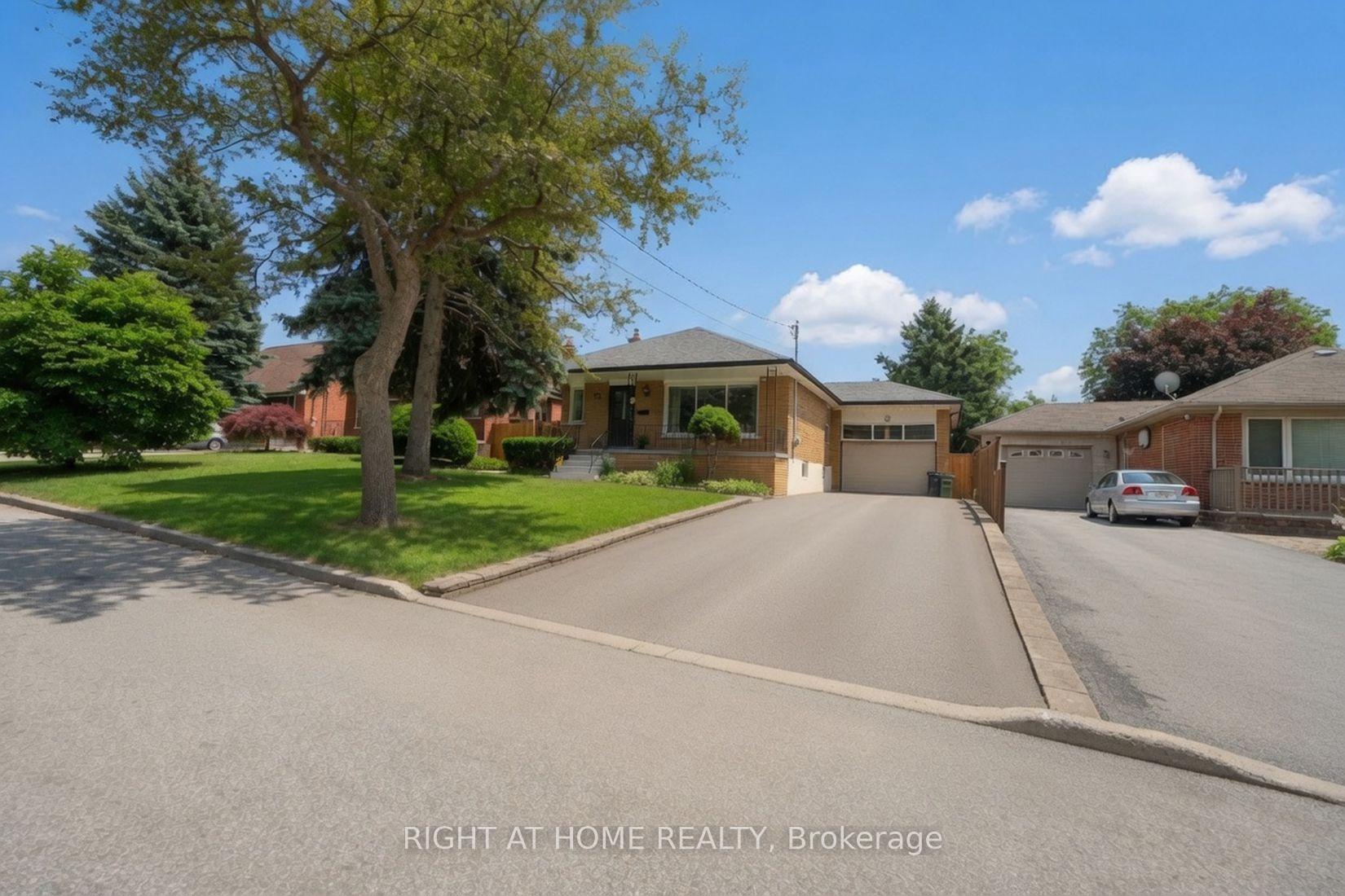 Photo 3 of 37 Garside Crescent, North York, Brookhaven-Amesbury — HOMEH
