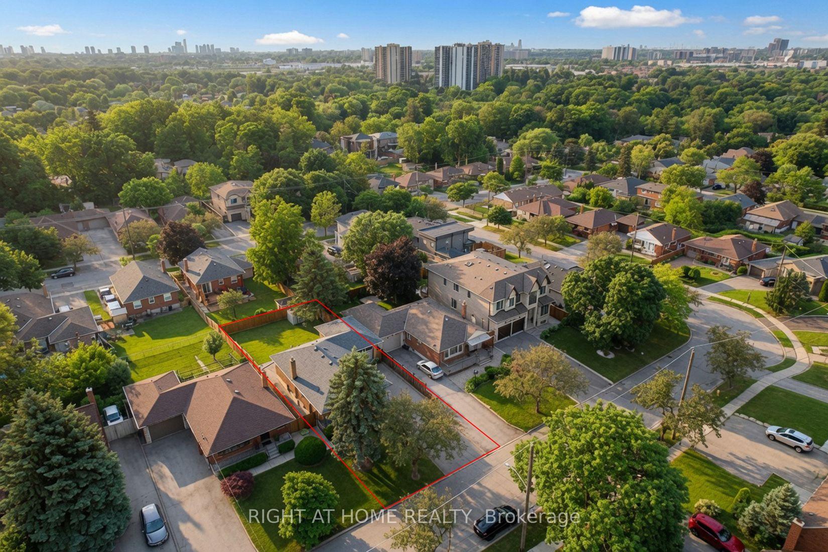 Photo 14 of 37 Garside Crescent, North York, Brookhaven-Amesbury — HOMEH