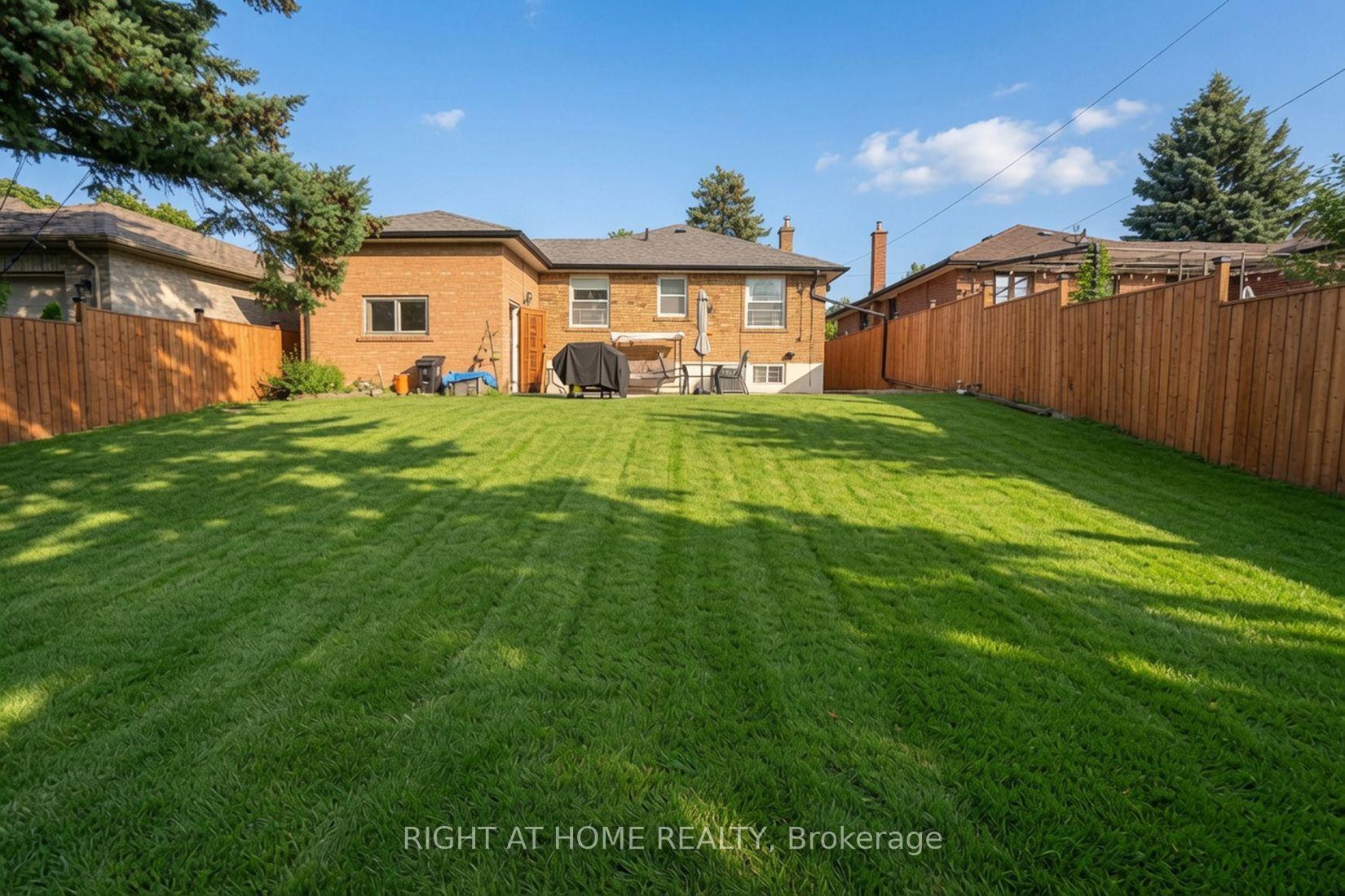 Photo 16 of 37 Garside Crescent, North York, Brookhaven-Amesbury — HOMEH