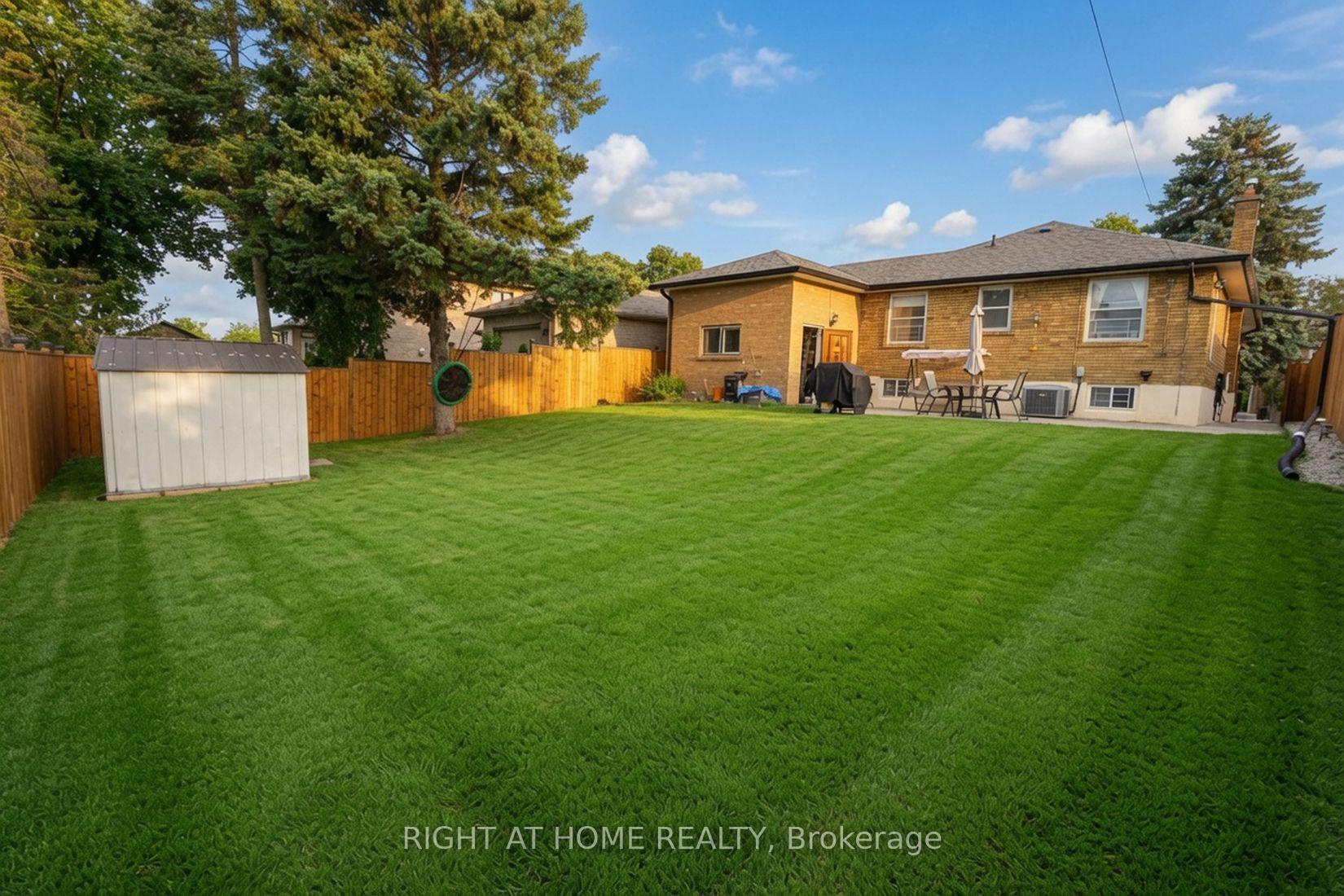 Photo 17 of 37 Garside Crescent, North York, Brookhaven-Amesbury — HOMEH