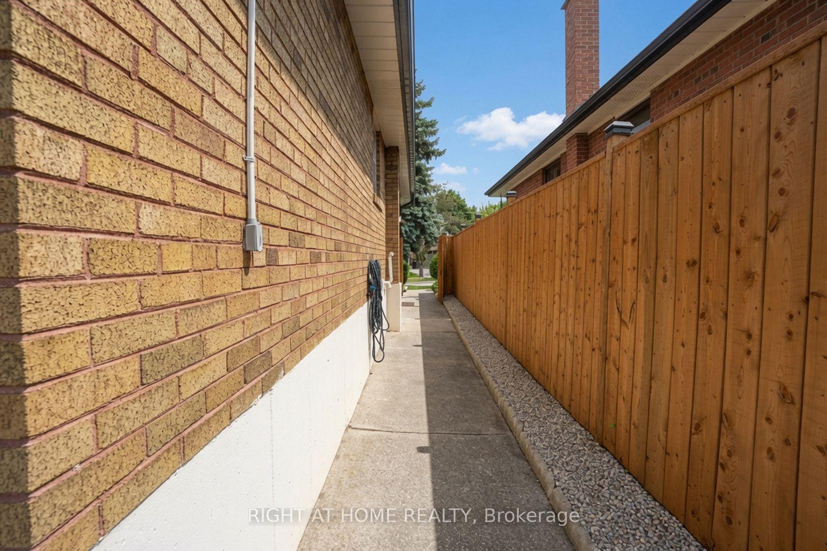 Photo 19 of 37 Garside Crescent, North York, Brookhaven-Amesbury — HOMEH
