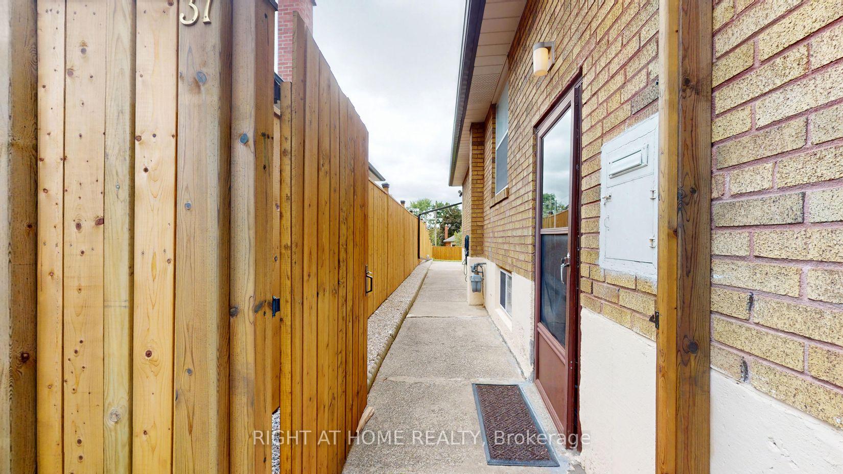 Photo 20 of 37 Garside Crescent, North York, Brookhaven-Amesbury — HOMEH