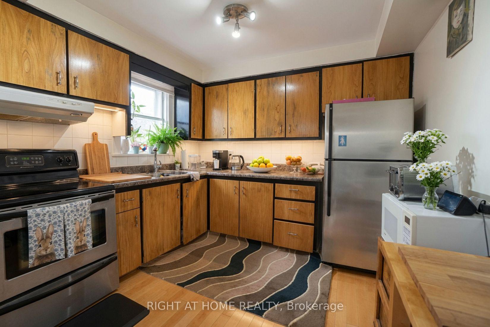 Photo 24 of 37 Garside Crescent, North York, Brookhaven-Amesbury — HOMEH