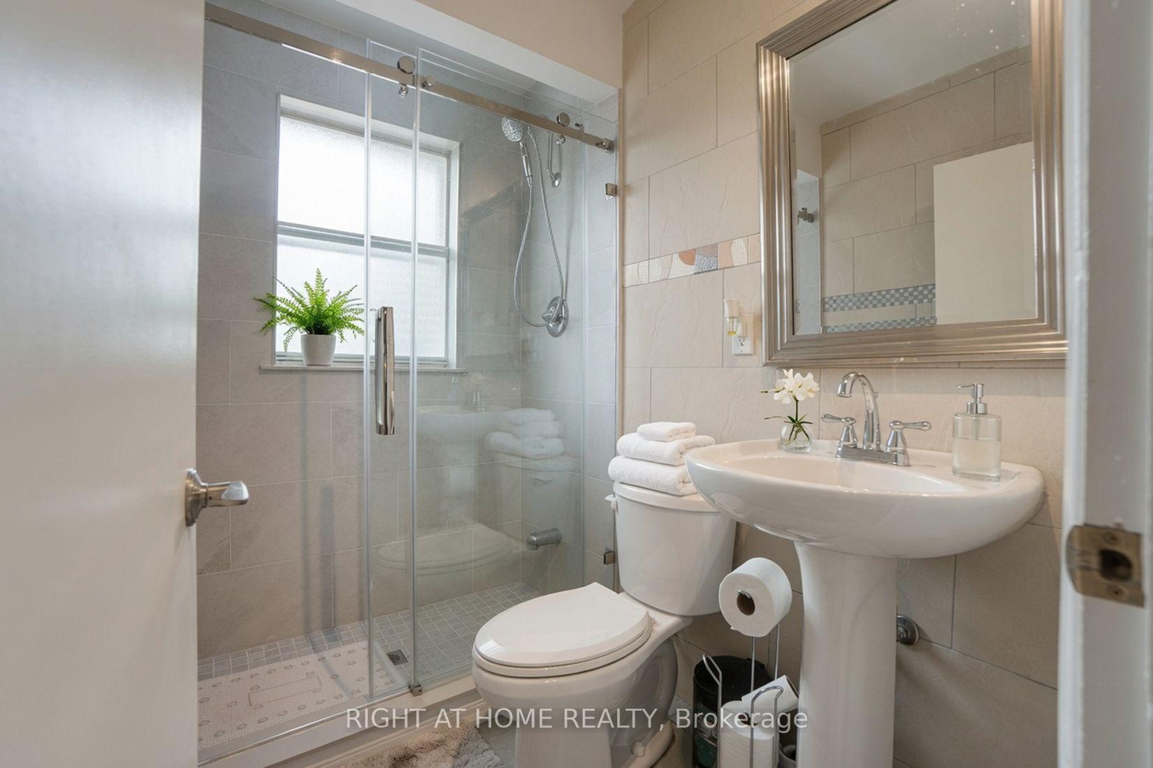 Photo 29 of 37 Garside Crescent, North York, Brookhaven-Amesbury — HOMEH