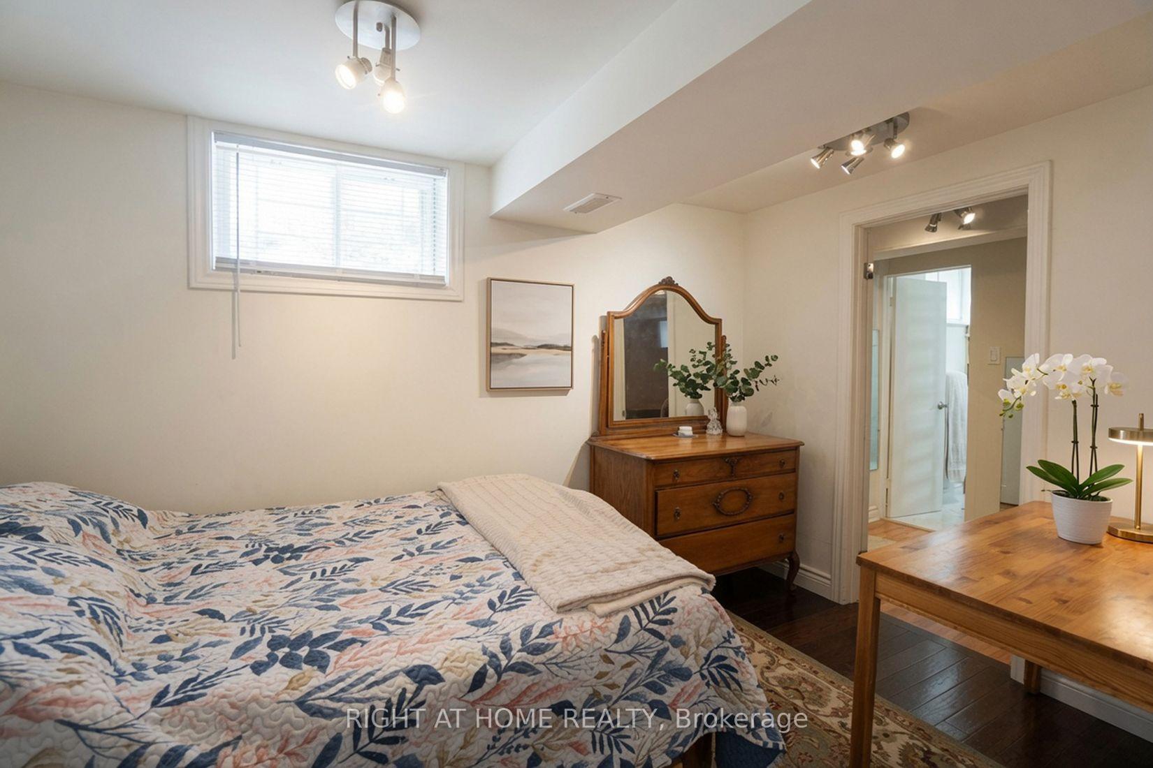 Photo 31 of 37 Garside Crescent, North York, Brookhaven-Amesbury — HOMEH