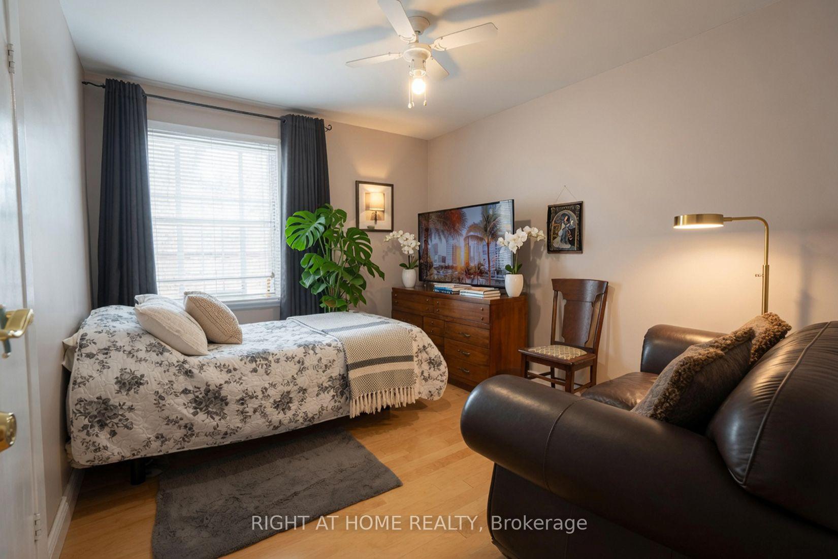 Photo 32 of 37 Garside Crescent, North York, Brookhaven-Amesbury — HOMEH