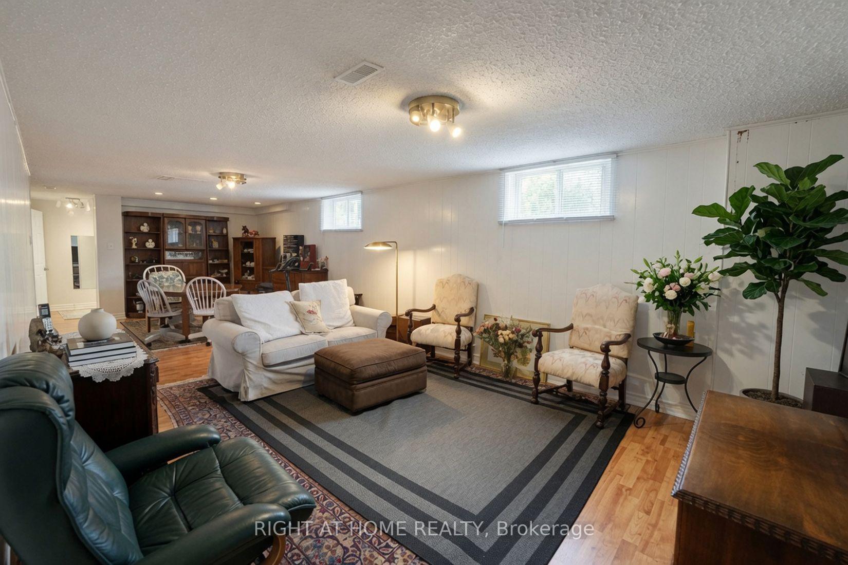 Photo 35 of 37 Garside Crescent, North York, Brookhaven-Amesbury — HOMEH