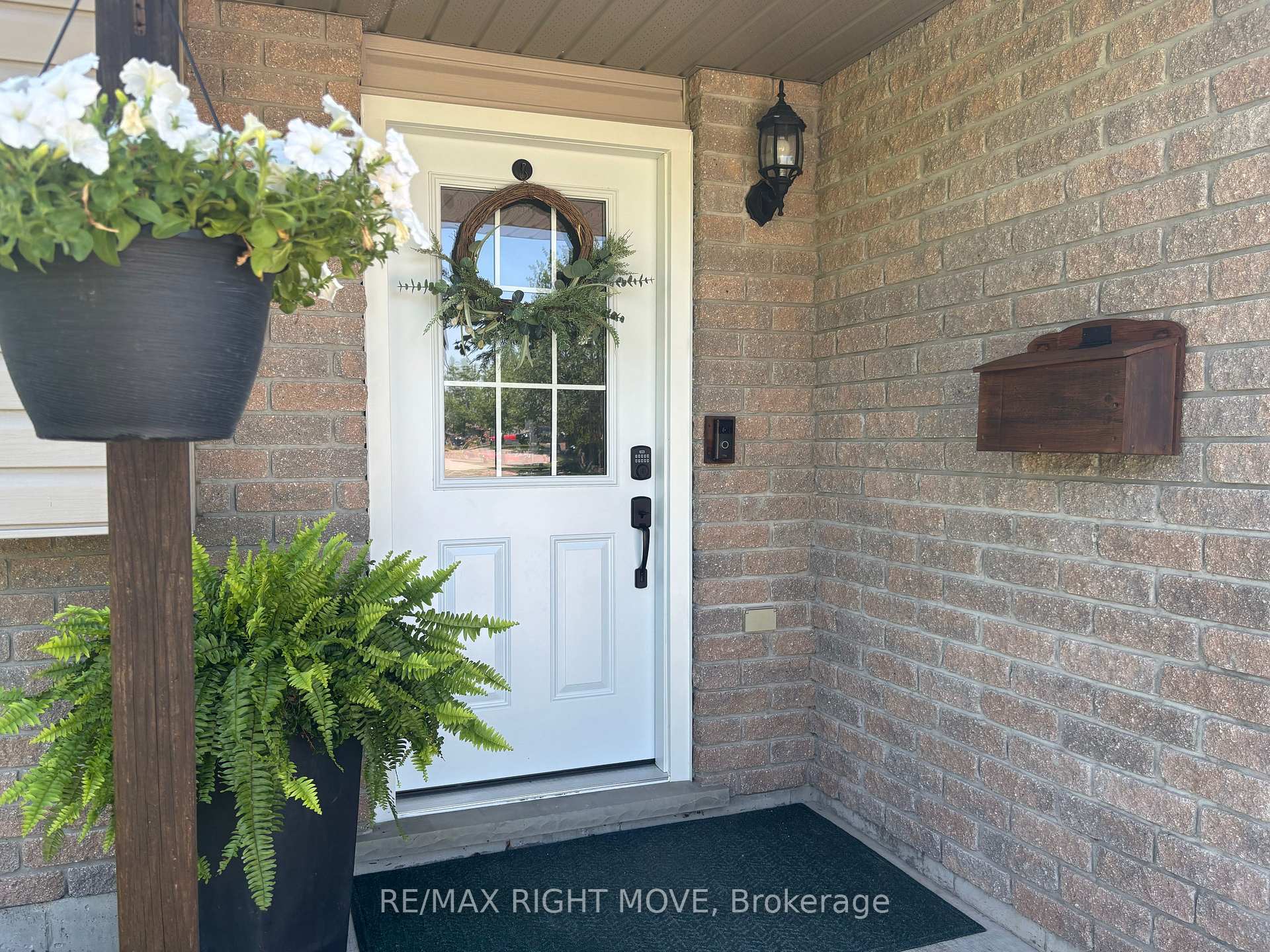 Photo 2 of 69 Calverley Street, Orillia — HOMEH