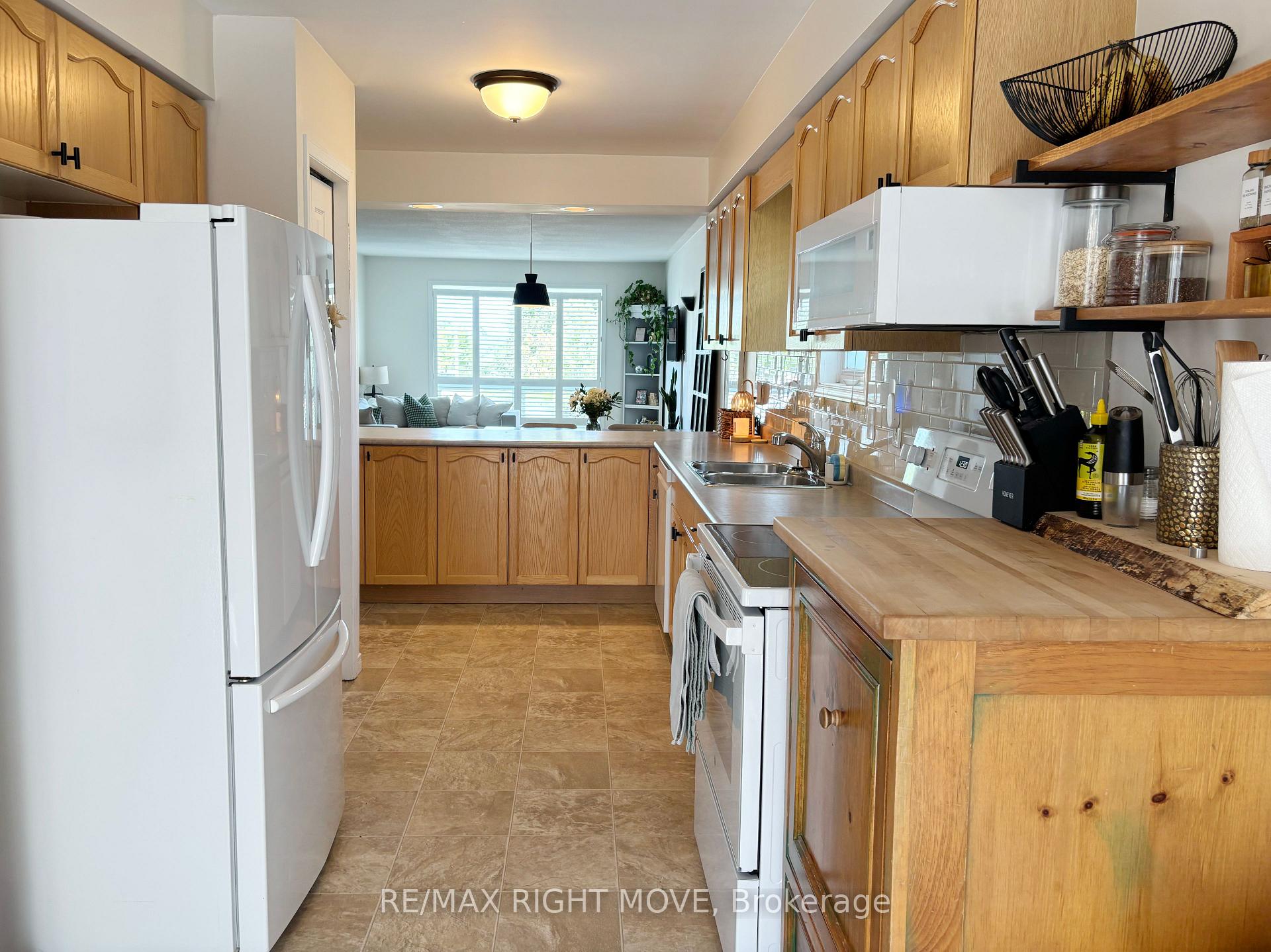 Photo 9 of 69 Calverley Street, Orillia — HOMEH