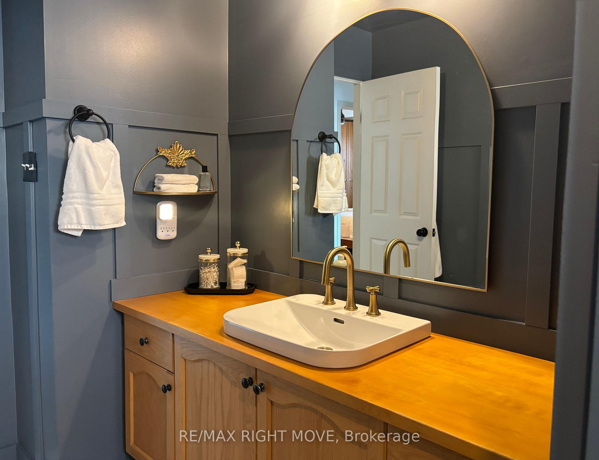 Photo 17 of 69 Calverley Street, Orillia — HOMEH