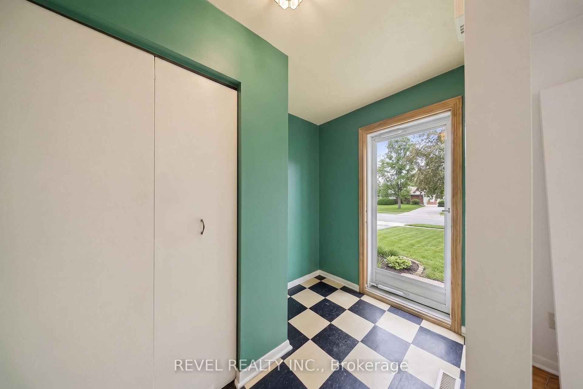 Photo 3 of 9 Deloraine Drive, Brampton, Southgate — HOMEH