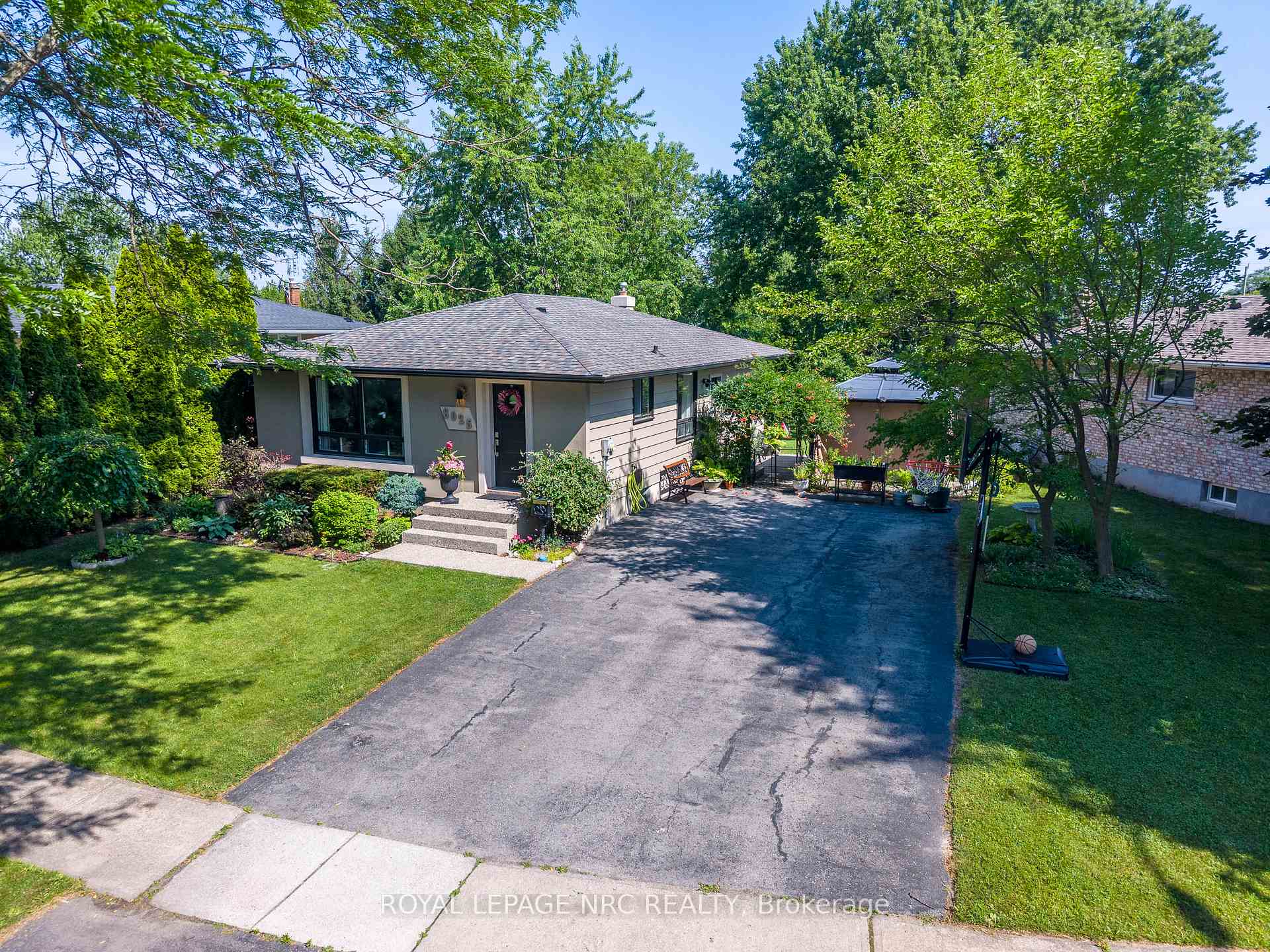 Photo 2 of 8025 Michael Street, Niagara Falls, Ascot — HOMEH