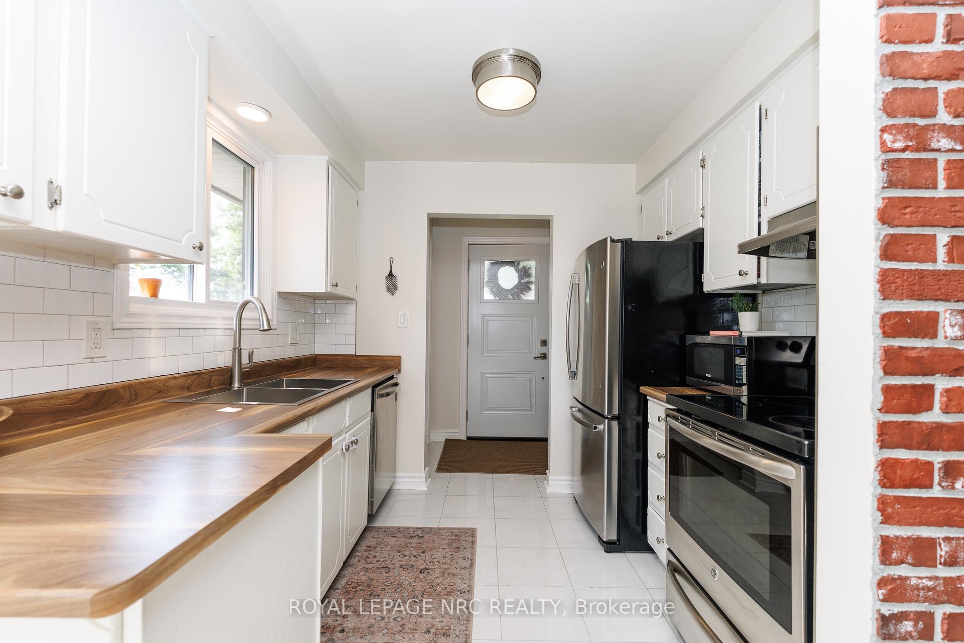 Photo 4 of 8025 Michael Street, Niagara Falls, Ascot — HOMEH