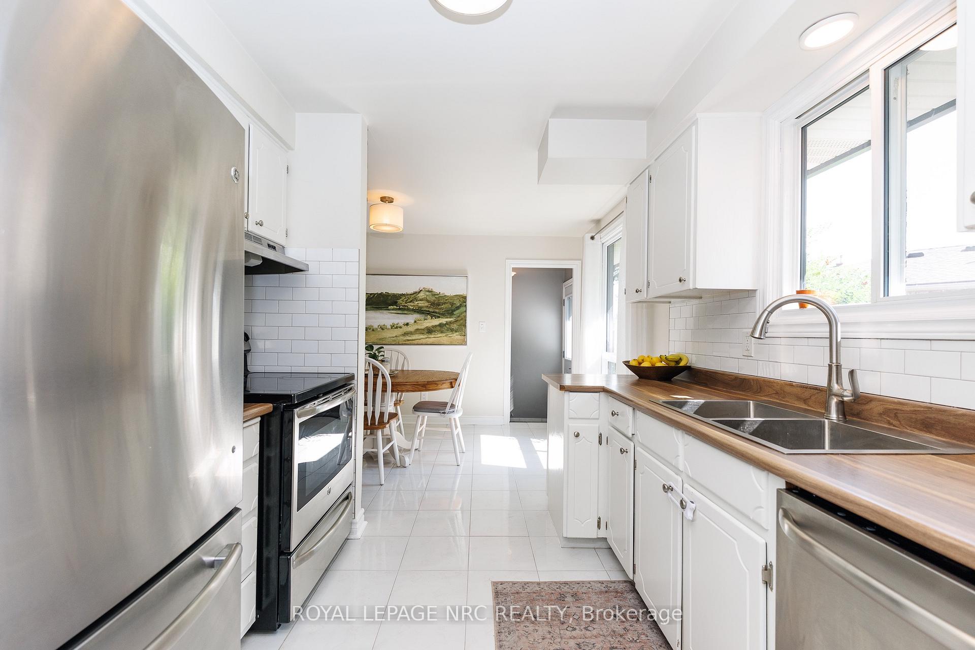 Photo 5 of 8025 Michael Street, Niagara Falls, Ascot — HOMEH