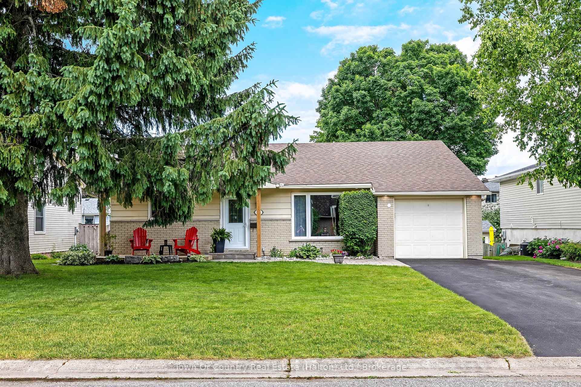 Photo 2 of 14 Rosemary Road, Halton Hills, Acton — HOMEH