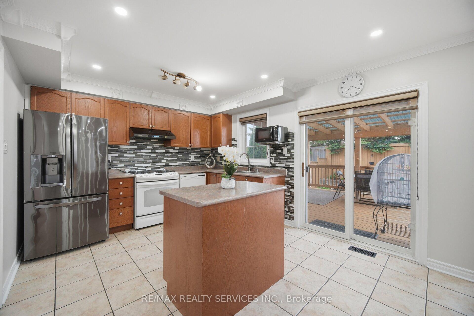Photo 13 of 44 Brambirch Crescent, Brampton, Northwest Sandalwood Parkway — HOMEH