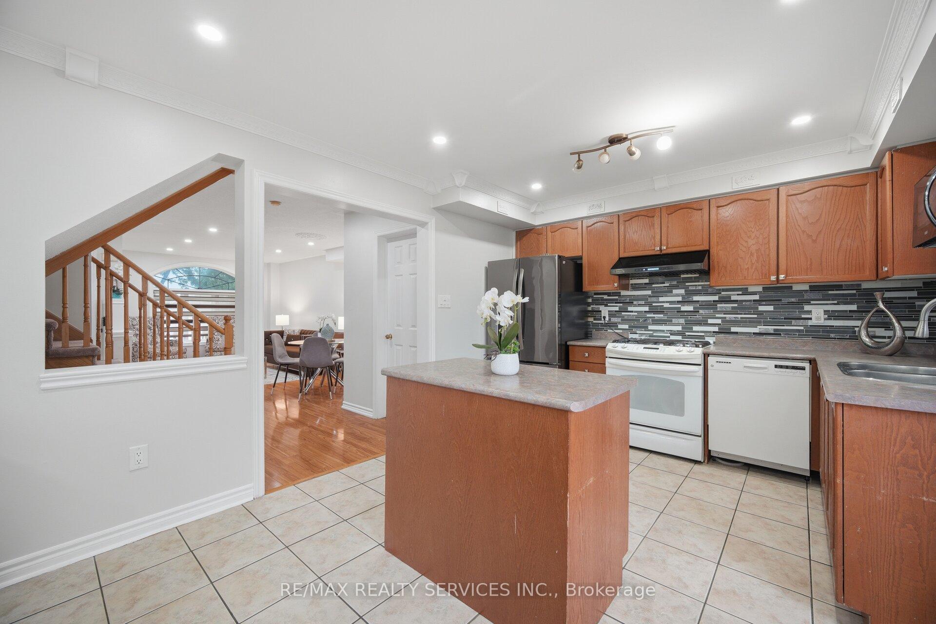 Photo 14 of 44 Brambirch Crescent, Brampton, Northwest Sandalwood Parkway — HOMEH