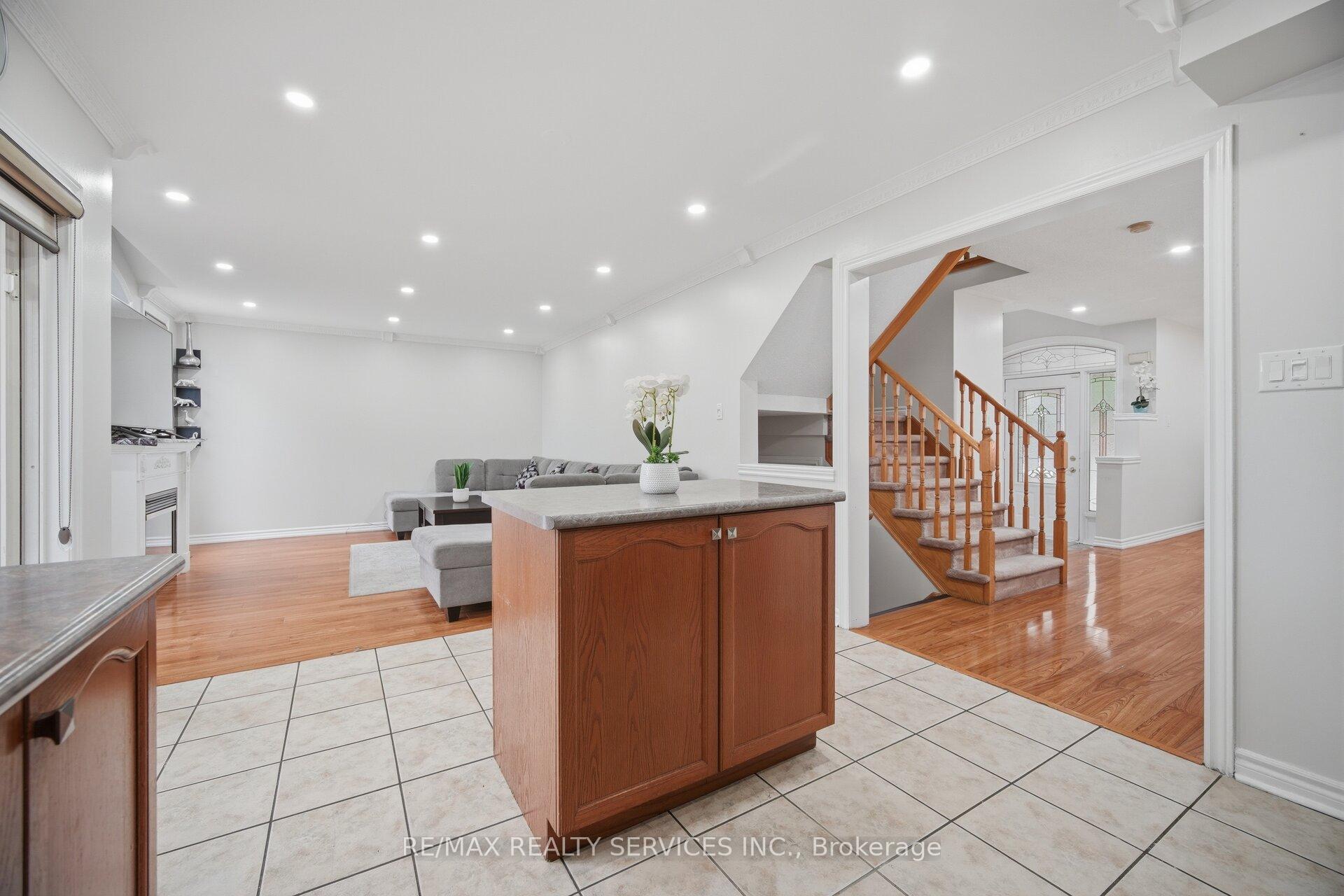 Photo 15 of 44 Brambirch Crescent, Brampton, Northwest Sandalwood Parkway — HOMEH