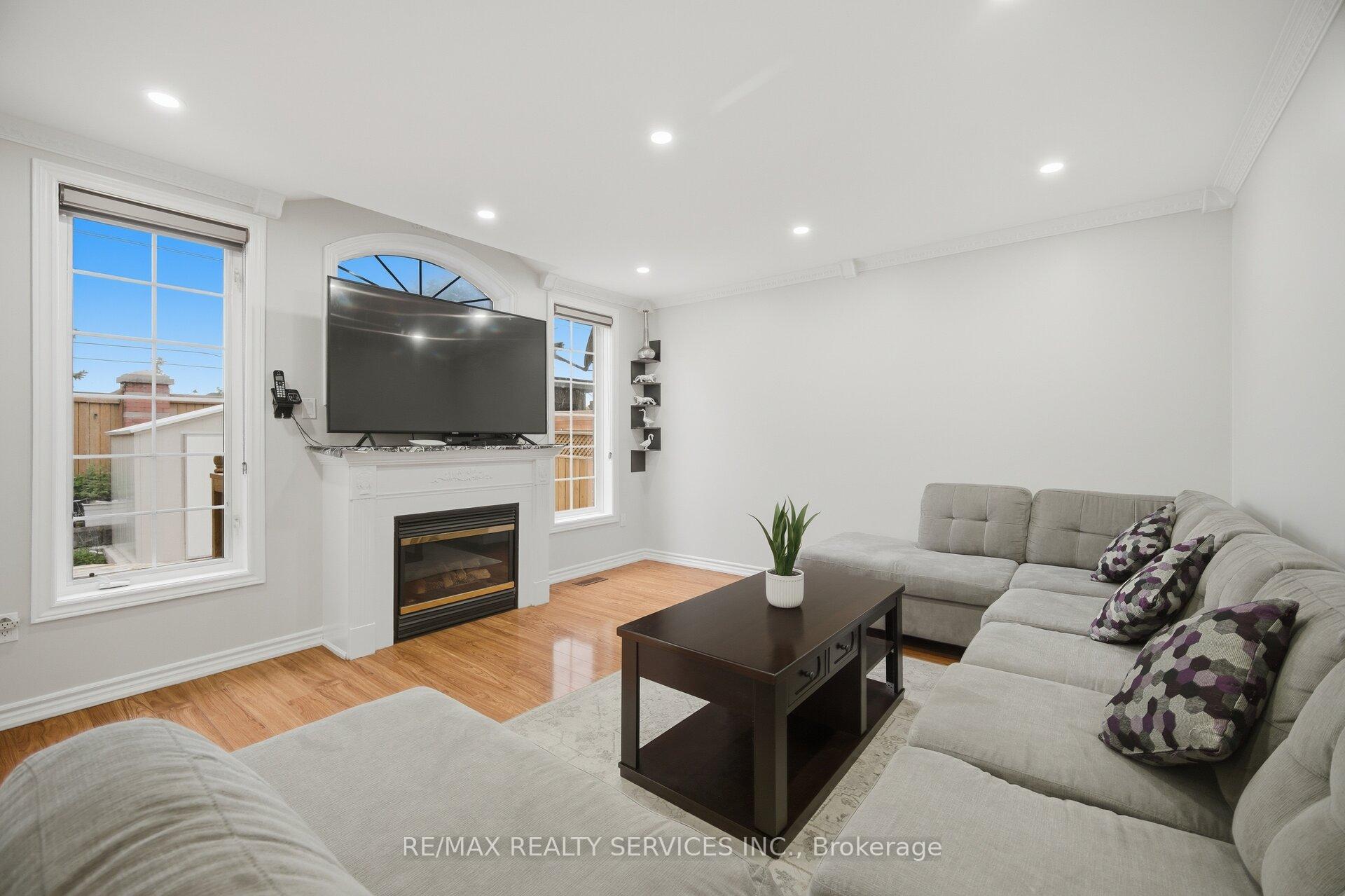 Photo 18 of 44 Brambirch Crescent, Brampton, Northwest Sandalwood Parkway — HOMEH