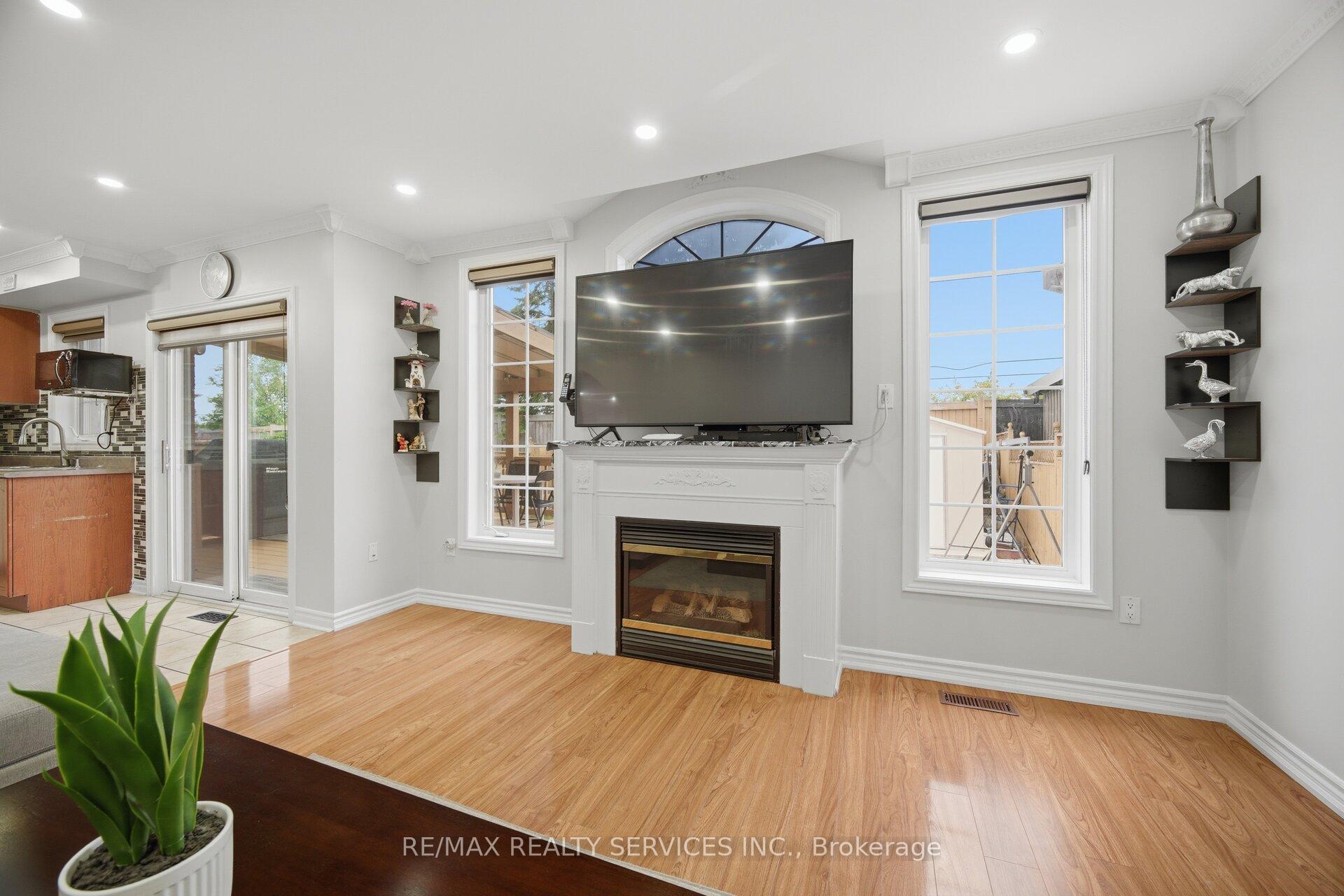 Photo 20 of 44 Brambirch Crescent, Brampton, Northwest Sandalwood Parkway — HOMEH