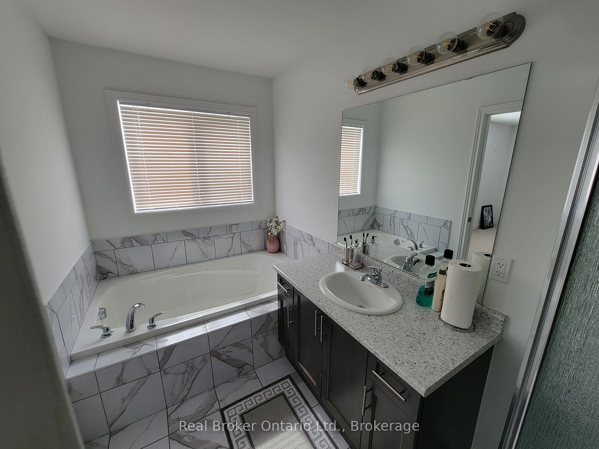 Photo 7 of 204 Dalgleish Trail, Hamilton, Rural Glanbrook — HOMEH