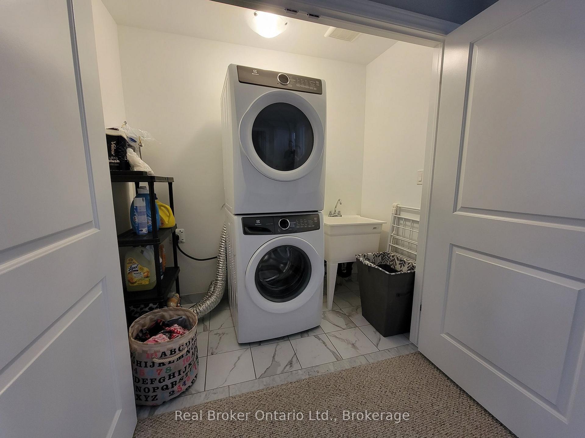 Photo 8 of 204 Dalgleish Trail, Hamilton, Rural Glanbrook — HOMEH