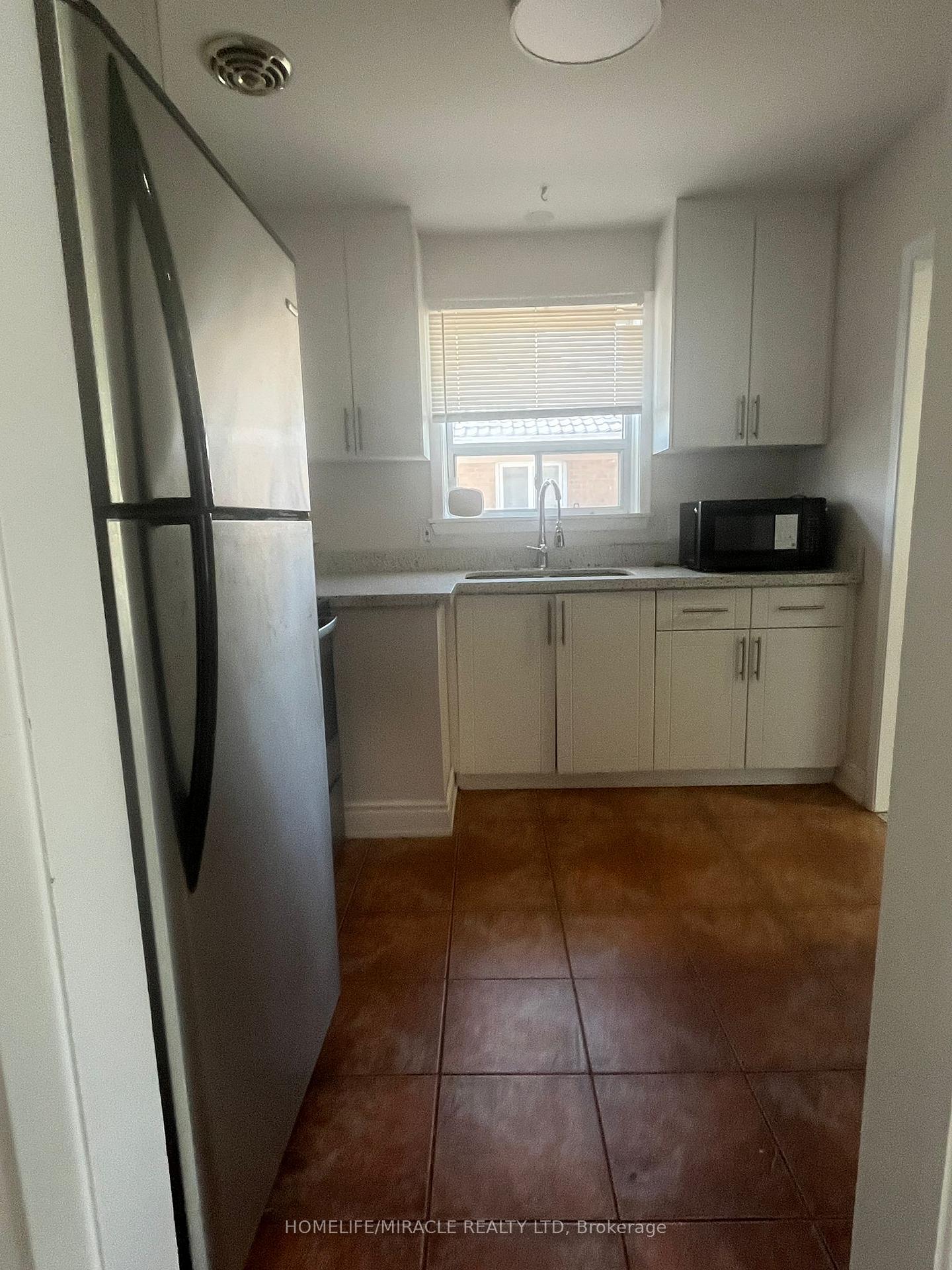 Photo 4 of Unit Upper, 75 Mcmurchy Avenue S, Brampton, Brampton South — HOMEH