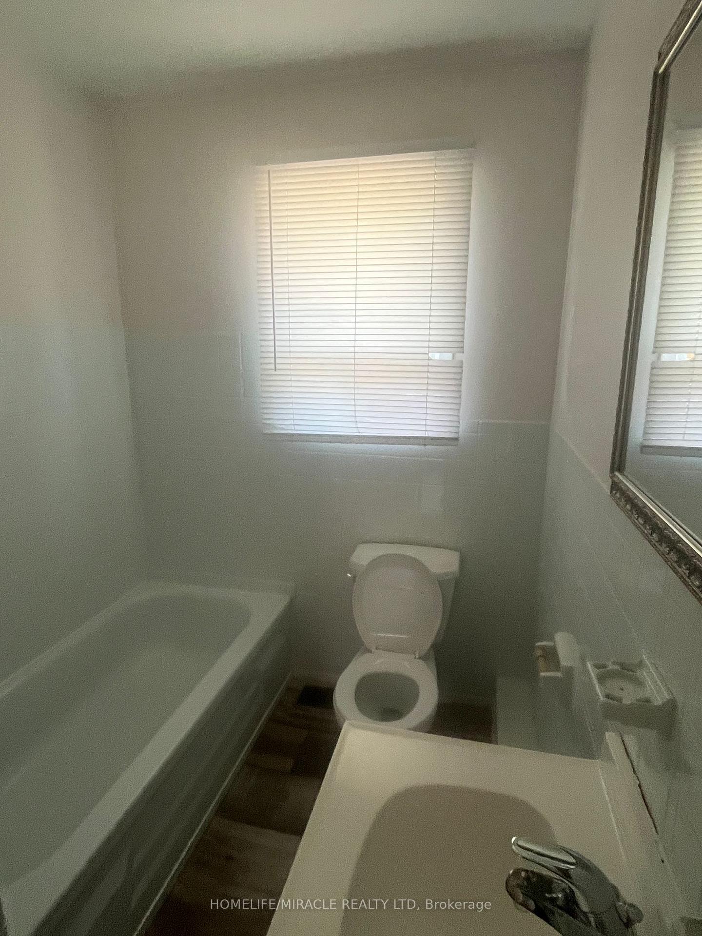Photo 7 of Unit Upper, 75 Mcmurchy Avenue S, Brampton, Brampton South — HOMEH