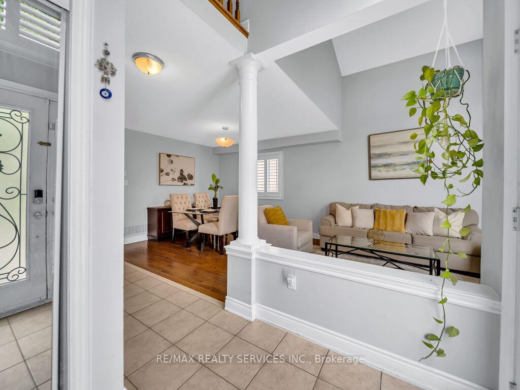 Photo 4 of 122 Dells Crescent, Brampton, Fletcher's Meadow — HOMEH