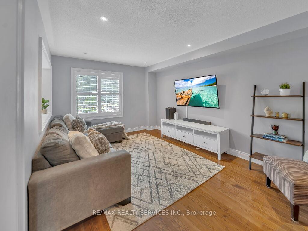 Photo 10 of 122 Dells Crescent, Brampton, Fletcher's Meadow — HOMEH