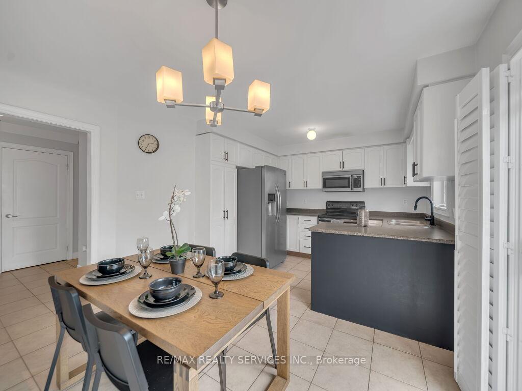 Photo 13 of 122 Dells Crescent, Brampton, Fletcher's Meadow — HOMEH