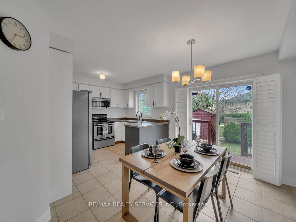 Photo 14 of 122 Dells Crescent, Brampton, Fletcher's Meadow — HOMEH