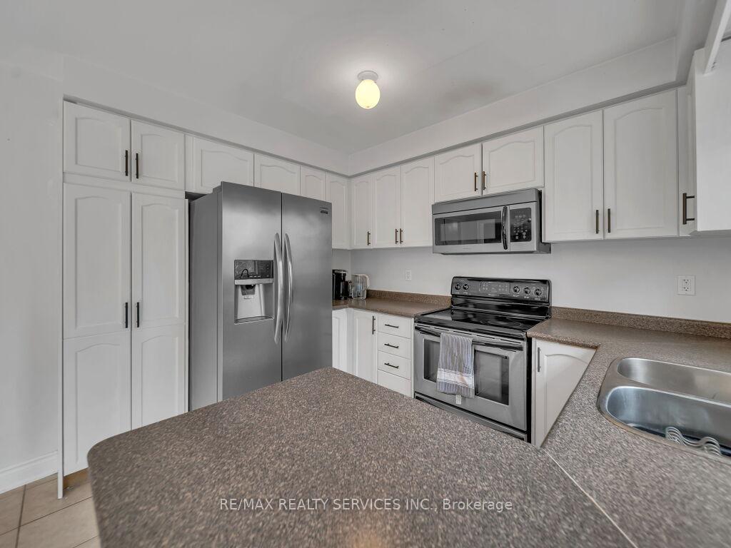 Photo 15 of 122 Dells Crescent, Brampton, Fletcher's Meadow — HOMEH